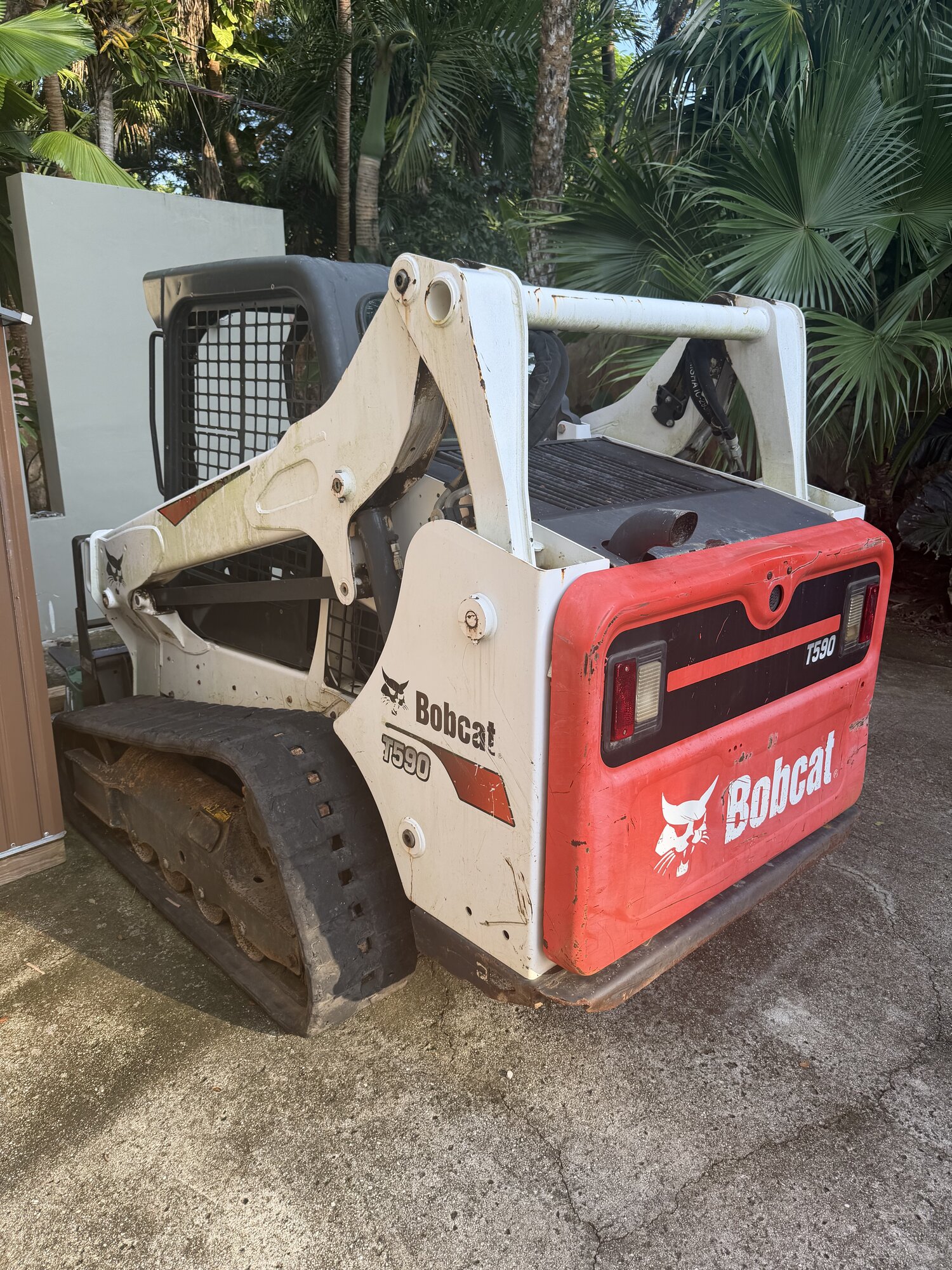 Front, tooth bucket and tracks
